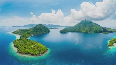Banda Adaları Moluccas takımadalar, Doğu Endonezya, Api yanardağ, lav akıntıları, mercan resifi hindistan cevizi adaları havadan panoramik görünümü. Dalış şnorkel için seyahat hedef