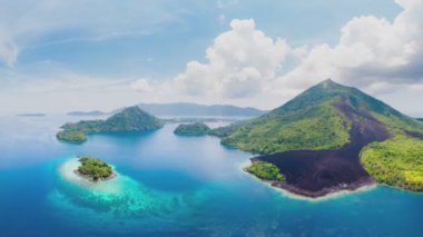 Banda Adaları Moluccas takımadalar, Doğu Endonezya, Api yanardağ, lav akıntıları, mercan resifi hindistan cevizi adaları havadan panoramik görünümü. Dalış şnorkel için seyahat hedef