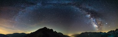 Alpler üzerinde Samanyolu kemer yıldızlı gökyüzü, Massif des Ecrins, Briancon Serre Chevalier kayak merkezi, Fransa. Panoramik manzara yüksek dağ ve buzullar, astro fotoğrafçılık, stargazing