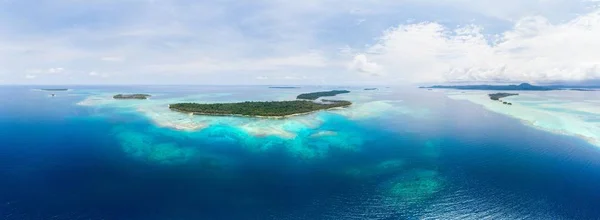 Vista aérea Islas Banyak Sumatra archipiélago tropical Indonesia, arrecife de coral playa de agua turquesa. Destino de viaje, buceo, snorkel, ecosistema ambiental no contaminado —  Fotos de Stock