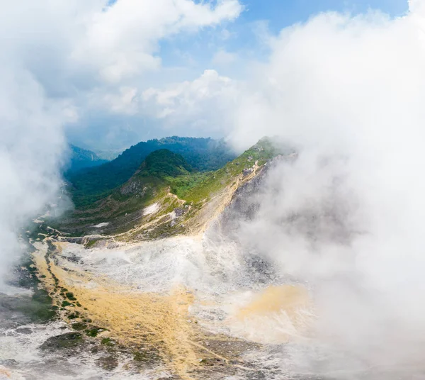 Luftaufnahme Vulkan Sibayak, aktive Caldera dampfend, Reiseziel in Berastagi, Sumatra, Indonesien. — Stockfoto