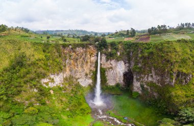 Sumatra 'da havadan görünüm Sipiso-Piso Şelalesi, Berastagi 'de seyahat yeri ve Toba Gölü, Endonezya. 