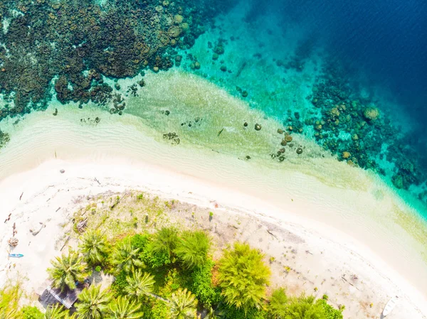 Aerial top down view Banyak Islands Sumatra tropical archipelago Indonesia, coral reef white sand beach beach turquoise water. Travel destination, diving snorkeling, uncontaminated environment ecosyst — Stock Photo, Image