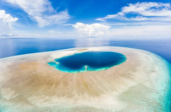 Luftbild idyllisches Atoll, malerisches Reiseziel Malediven Polinesien. blaue Lagune und türkisfarbenes Korallenriff. erschossen im wakatobi nationalpark, indonesien — Stockfoto