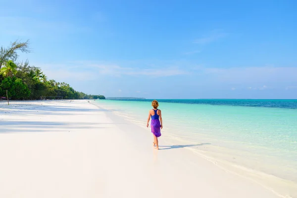 Mujer caminando en la playa tropical. Vista trasera arena blanca playa turquesa transparente agua caribe mar personas reales. Indonesia Islas Kei Molucas destino de viaje. — Foto de Stock