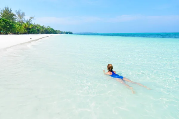 Karayip deniz turkuazında yüzen kadın şeffaf su. Kei Adaları Moluccas 'taki tropik plaj, Endonezya' daki yaz turizm beldesi. — Stok fotoğraf