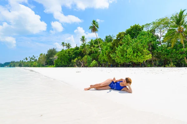 Mujer usando teléfono inteligente relajante en la playa de arena blanca, personas reales que viajan por todo el mundo. Indonesia destino tropical, estilo de vida compartir concepto de redes sociales . — Foto de Stock