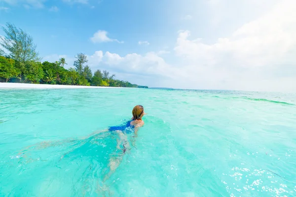 Žena plavající v karibské mořské tyrkysové průhledné vodě. Tropická pláž na ostrovech Kei Moluccas, letní turistická destinace v Indonésii. — Stock fotografie