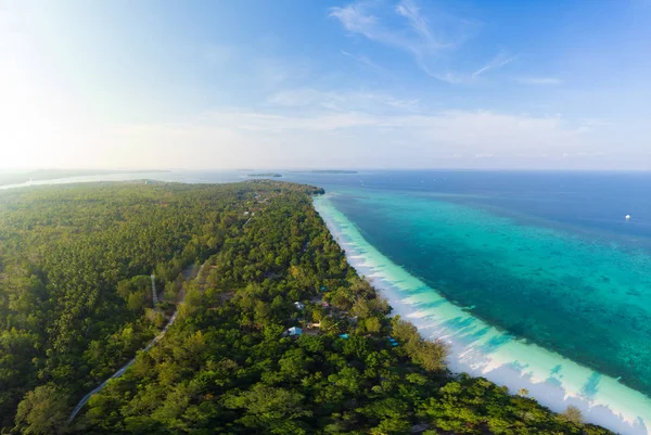 Vista aerea spiaggia tropicale isola barriera corallina mare caraibico a Pasir Panjang, Isole Kei, Indonesia Molucche arcipelago. Top destinazione di viaggio, migliori immersioni snorkeling, panorama mozzafiato . — Foto Stock