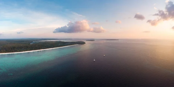 日没時の熱帯ビーチアイランドリーフカリブ海の航空写真。ケイ島、インドネシアモルッカス諸島。トップ旅行先、最高のダイビングシュノーケリング、見事なパノラマ. — ストック写真