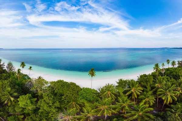 Widok z lotu ptaka tropikalna wyspa rafa Karaibska morza w Pasir Panjang, kei Islands, Indonezja Moluccas archipelagu. Top cel podróży, najlepsze nurkowanie snorkeling, Oszałamiająca Panorama. — Zdjęcie stockowe