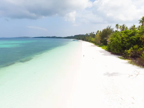 Luftaufnahme tropischen Strand Insel Riff Karibik Meer bei pasir panjang, kei-Inseln, Indonesien Molukken-Archipel. Top-Reiseziel, bestes Tauchen Schnorcheln, atemberaubendes Panorama. — Stockfoto