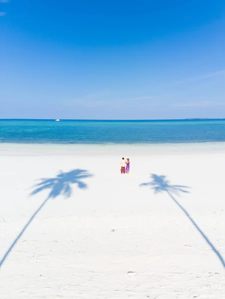 Pareja en playa tropical en Pasir Panjang, Islas Kei, archipiélago tropical Indonesia, Molucas, arrecife de coral playa de arena blanca destino de viaje buceo snorkel — Foto de Stock