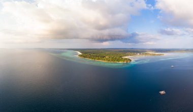 Gün batımında havadan görünümü tropikal plaj ada resif karayip denizi. Kei Adası, Endonezya Moluccas takımadaları. En iyi seyahat hedef, en iyi dalış şnorkel, çarpıcı panorama.