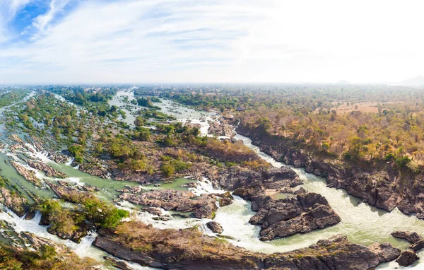 Aerial panoramautsikt över 4000 öar Mekongfloden i Laos, Li Phi vattenfall, berömda resa destination backpacker i Sydostasien — Stockfoto