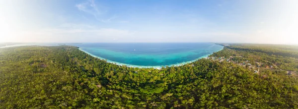 Vista aérea tropical praia ilha recife caribe mar ao pôr do sol. Ilha Kei, Indonésia Arquipélago das Molucas. Destino de viagem superior, melhor mergulho snorkeling, panorama deslumbrante . Imagens De Bancos De Imagens