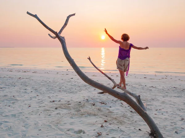 Mujer bailando en la playa de arena cielo romántico al atardecer, silueta vista trasera, luz solar dorada, personas reales. Indonesia, Islas Kei, Molucas Maluku —  Fotos de Stock