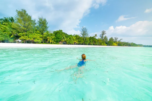 Žena plavající v karibské mořské tyrkysové průhledné vodě. Tropická pláž na ostrovech Kei Moluccas, letní turistická destinace v Indonésii. — Stock fotografie