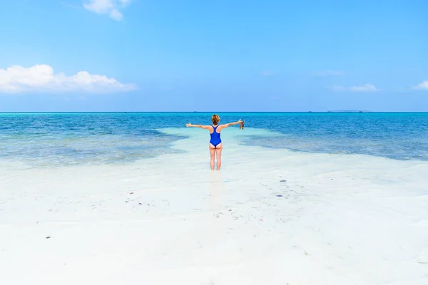Mujer caminando en la playa tropical. Vista trasera arena blanca playa turquesa transparente agua caribe mar personas reales. Indonesia Islas Kei Molucas destino de viaje. — Foto de Stock