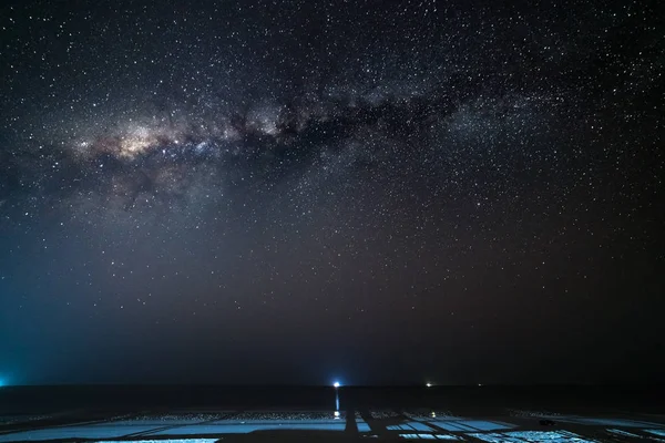 Via Láctea céu estrelado estrelas brilhantes na noite em barcos de ilha tropical turva no mar Indonésia Ilhas Kei Molucas Maluku Fotos De Bancos De Imagens