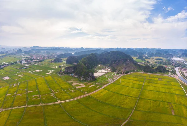 Aerial view of Ninh Binh region, Trang An Tam Coc tourist attraction, UNESCO World Heritage Site, Scenic river crawling through karst mountain ranges in Vietnam, travel destination. — Stock Photo, Image