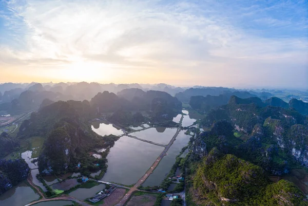 Ninh Binh bölgesinin havadan görünüşü, Trang An Tam Coc turistik merkezi, Unesco Dünya Mirası Alanı, Karst Dağları boyunca sürünen Manzaralı nehir, Vietnam 'da seyahat yeri.. — Stok fotoğraf