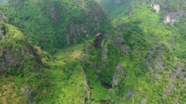 Ninh Binh bölgesinin havadan görünüşü, Trang An Tam Coc turistik merkezi, Unesco Dünya Mirası Alanı, Karst Dağları boyunca sürünen Manzaralı nehir, Vietnam 'da seyahat yeri..