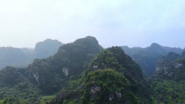 Ninh Binh bölgesinin havadan görünüşü, Trang An Tam Coc turistik merkezi, Unesco Dünya Mirası Alanı, Karst Dağları boyunca sürünen Manzaralı nehir, Vietnam 'da seyahat yeri..