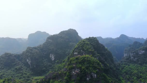 宁边地区的空中景观 Trang Tam Coc旅游胜地 Unesco世界遗产 穿越越南岩溶山脉的风景河流 旅游目的地 — 图库视频影像