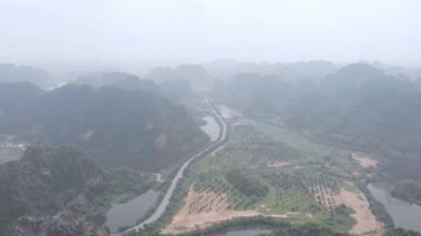 Ninh Binh bölgesinin havadan görünüşü, Trang An Tam Coc turistik merkezi, Unesco Dünya Mirası Alanı, Karst Dağları boyunca sürünen Manzaralı nehir, Vietnam 'da seyahat yeri..