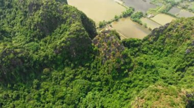 Ninh Binh bölgesinin havadan görünüşü, Trang An Tam Coc turistik merkezi, Unesco Dünya Mirası Alanı, Karst Dağları boyunca sürünen Manzaralı nehir, Vietnam 'da seyahat yeri..