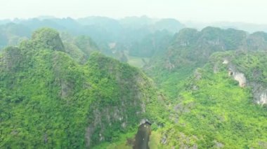 Ninh Binh bölgesinin havadan görünüşü, Trang An Tam Coc turistik merkezi, Unesco Dünya Mirası Alanı, Karst Dağları boyunca sürünen Manzaralı nehir, Vietnam 'da seyahat yeri..