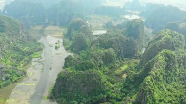 Ninh Binh bölgesinin havadan görünüşü, Trang An Tam Coc turistik merkezi, Unesco Dünya Mirası Alanı, Karst Dağları boyunca sürünen Manzaralı nehir, Vietnam 'da seyahat yeri..
