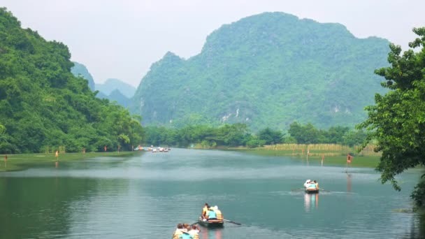 ニンビン地域の空中ビュー トラン コック観光名所 ユネスコ世界遺産 ベトナムのカルスト山脈を流れる風景川 旅行先 — ストック動画