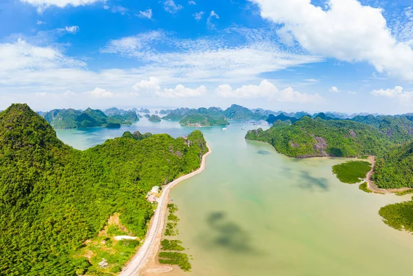 Vista aérea de Ha Long Bay da ilha Cat Ba, famoso destino turístico no Vietnã. Céu azul cênico com nuvens, picos de pedra calcária no mar no horizonte . — Fotografia de Stock