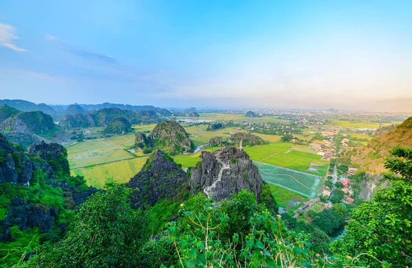 Vista aerea della regione di Ninh Binh, Trang An Tam Coc attrazione turistica, Patrimonio Mondiale dell'UNESCO, Fiume panoramico che striscia attraverso le catene montuose carsiche in Vietnam, destinazione turistica . — Foto Stock