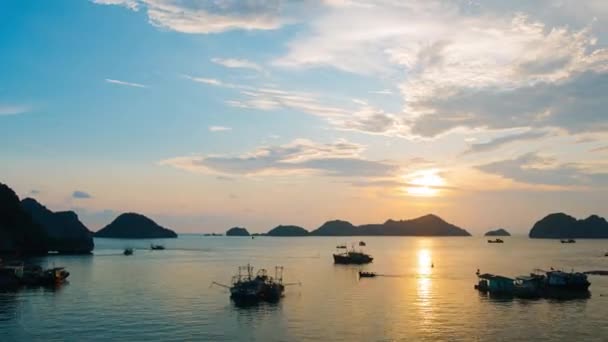 Tidsförskjutning Vietnam Cat Bay Vid Solnedgången Med Flytande Fiskebåtar Havet — Stockvideo