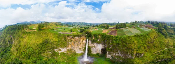 Vista aerea Cascata di Sipiso-piso a Sumatra, destinazione turistica a Berastagi e Lago Toba, Indonesia . — Foto Stock