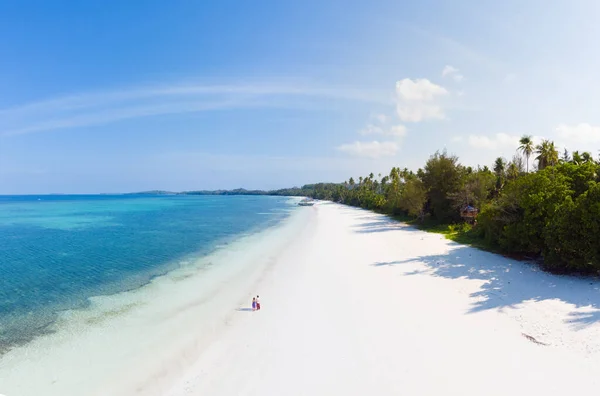 Pasir Panjang tropikal plajda Çift, Kei Adaları, tropikal takımadalar Endonezya, Moluccas, mercan resifi beyaz kum plaj seyahat hedef dalış şnorkel — Stok fotoğraf