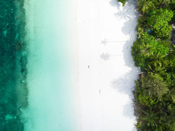 Luftaufnahme tropischen Strand Insel Riff Karibik Meer bei pasir panjang, kei-Inseln, Indonesien Molukken-Archipel. Top-Reiseziel, bestes Tauchen Schnorcheln, atemberaubendes Panorama. — Stockfoto