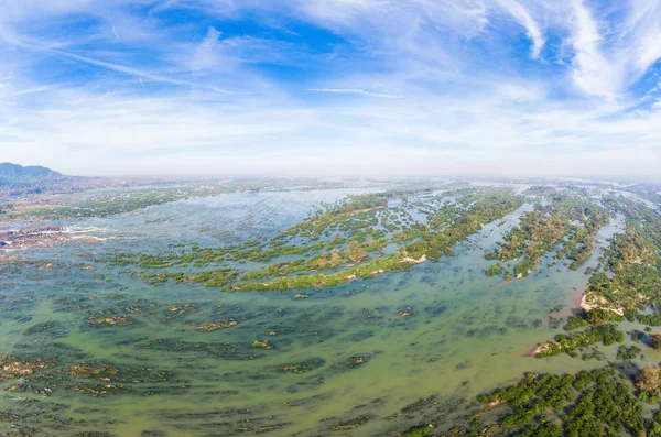 Luchtfoto panoramische 4000 eilanden Mekong rivier in Laos, Li Phi watervallen, beroemde reisbestemming backpacker in Zuidoost-Azië. Gevlochten stroompatroon van bovenaf. — Stockfoto