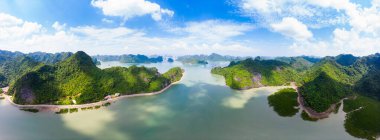 Körfez Kedisi Ba adasından Ha Long 'un hava görüntüsü eşsiz kireçtaşı adaları ve denizde karst oluşumu zirveleri, Vietnam' da ünlü turizm merkezleri. Manzara mavi gökyüzü.