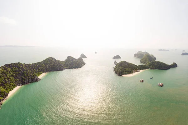 Vista aérea Monkey Island em Lan Ha Bay, Ha Long Cat Ba, únicas ilhas de pedra calcária e picos de formação de carste no mar, famoso destino turístico no Vietnã. Luz de fundo Sunburst . — Fotografia de Stock