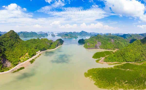 Vista aérea da ilha Ha Long Bay Cat Ba, ilhas de pedra calcária únicas e picos de formação de carste no mar, destino turístico famoso no Vietnã. Céu azul cênico. — Fotografia de Stock