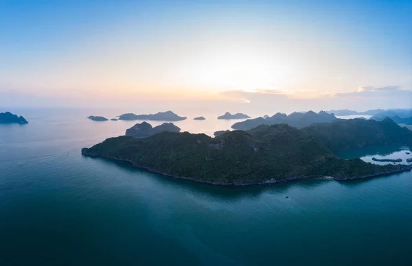 Vista aérea Cat Ba Bay Vietnã épico pôr do sol reflexão sobre o mar, céu colorido e ilhas perfil no horizonte, destino turístico popular, paisagem marinha única — Fotografia de Stock