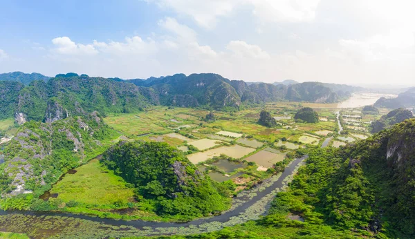 Vista aerea epica della regione di Ninh Binh, Trang An Tam Coc attrazione turistica, Patrimonio Mondiale dell'UNESCO, Fiume panoramico che striscia attraverso le catene montuose carsiche in Vietnam, destinazione turistica. — Foto Stock