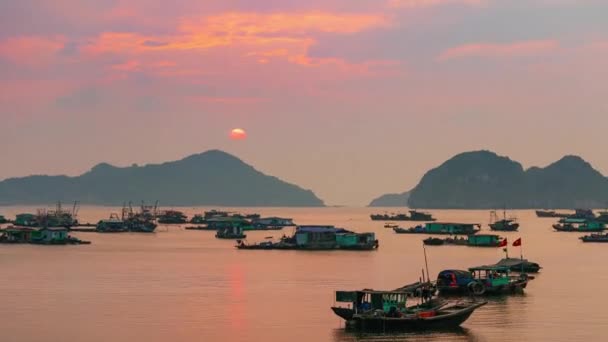 时光流逝 夕阳西下的越南猫湾 海面上漂浮着渔船 多云的热带天气 五彩斑斓的天空和地平线上的岛屿轮廓 — 图库视频影像