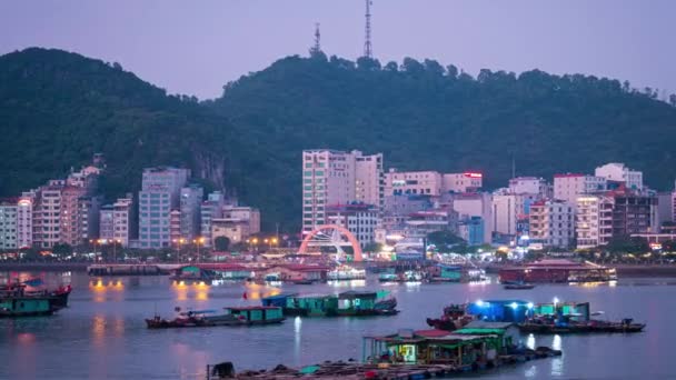 猫バシティ ベトナム 2019年10月21日 猫バベイでの夕暮れ時の経過ベトナム海に浮かぶ漁船 都市のスカイラインと超高層ビル 風光明媚な緑の山の景色 — ストック動画