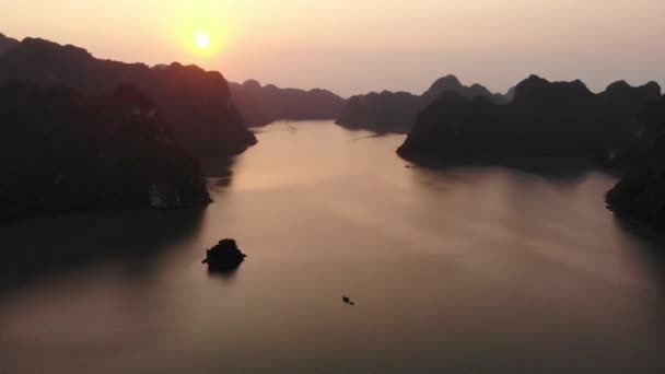 Aerial Unique Flying Long Bay Cat Island Sunset Famous Tourism — Stok video