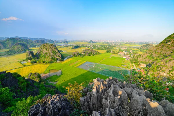 Vista aerea epica della regione di Ninh Binh, Trang An Tam Coc attrazione turistica, Patrimonio Mondiale dell'UNESCO, Padiglioni paesaggistici di fiume e riso tra le catene montuose carsiche in Vietnam, destinazione turistica . — Foto Stock